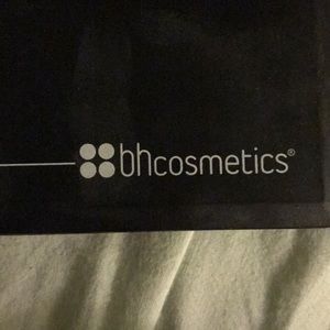 BH Cosmetics Makeup - bh cosmetics foundation and concealer palette. BH Cosmetics Makeup - bh cosmetics foundation and concealer palette.